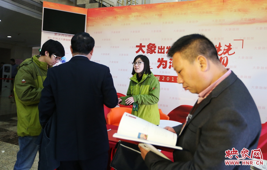 向代表、委員講解大象融媒旗下出品的新聞產(chǎn)品。