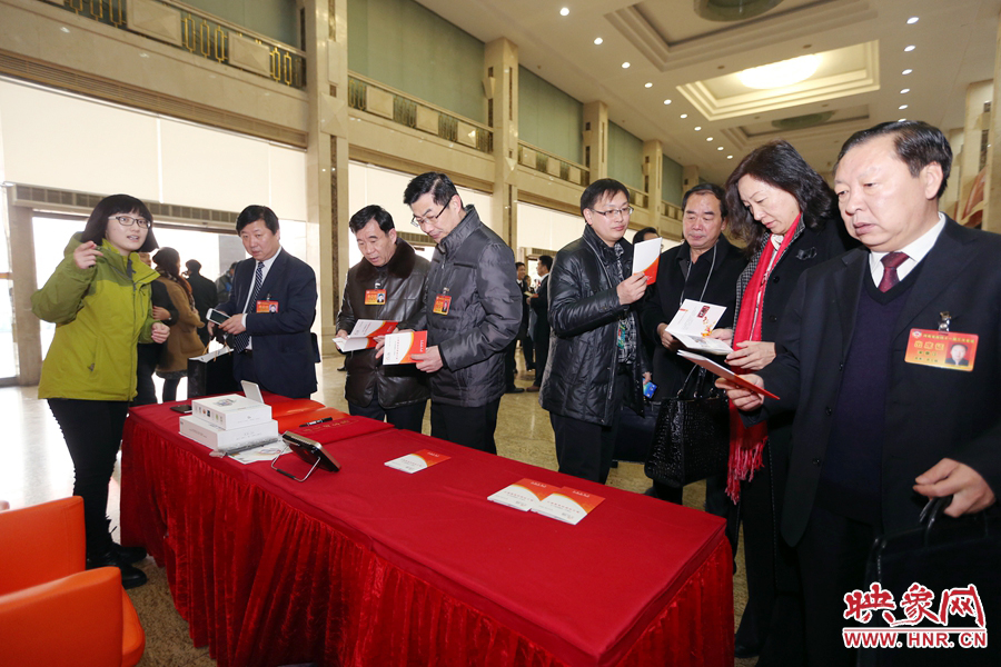 向代表、委員講解大象融媒旗下出品的新聞產(chǎn)品。