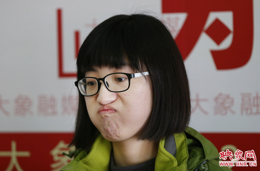 偶爾來個(gè)這樣的表情，算是放松緊張的心情吧！