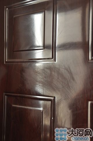 　雖然王先生用砂紙打磨過，但是“奠字”仍依稀可見