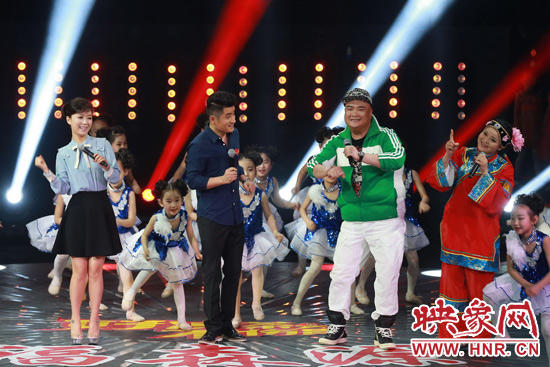 主持人與嘉賓演繹全新“小蘋果”帶來耳目一新的感覺 主持人與嘉賓演繹全新“小蘋果”帶來耳目一新的感覺