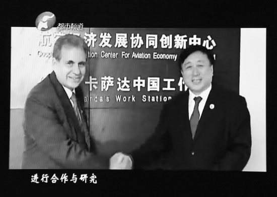 張大衛(wèi)祝賀約翰·卡薩達(dá)的中國(guó)工作室落戶(hù)鄭州 東方今報(bào)記者張培方視頻翻拍