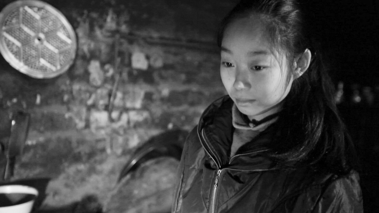 小倩倩家徒四壁，她渴望繼續(xù)讀書，改變家的現(xiàn)狀