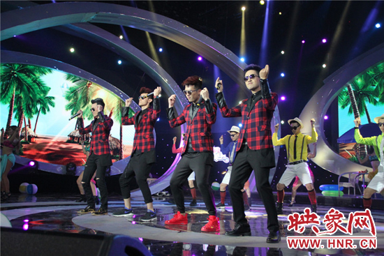 名嘴F4激情獻(xiàn)唱high爆全場(chǎng) 名嘴F4激情獻(xiàn)唱high爆全場(chǎng)