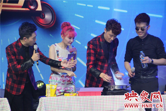 廚神爭(zhēng)霸惹女粉絲尖叫 廚神爭(zhēng)霸惹女粉絲尖叫