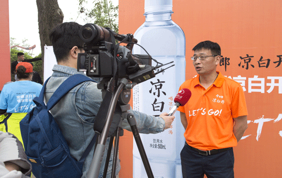 今麥郎飲品股份有限公司開封經(jīng)銷商魏峰接受都市頻道記者采訪