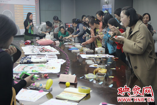 比賽現(xiàn)場(chǎng)熱鬧非凡，各位女神競(jìng)相展示自己的作品