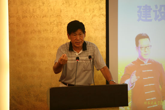 原河南省農(nóng)業(yè)廳副廳長、現(xiàn)任河南省土壤肥料協(xié)會秘書長肖興貴發(fā)表講話