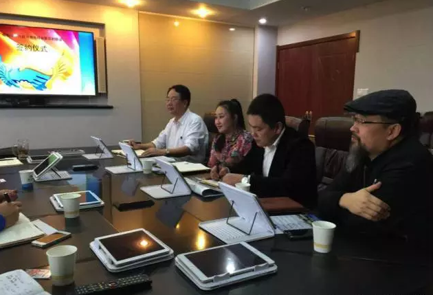 從右至左依次為趙財神，雅購供銷CEO許濤，農(nóng)團(tuán)聯(lián)盟創(chuàng)始人王婷。