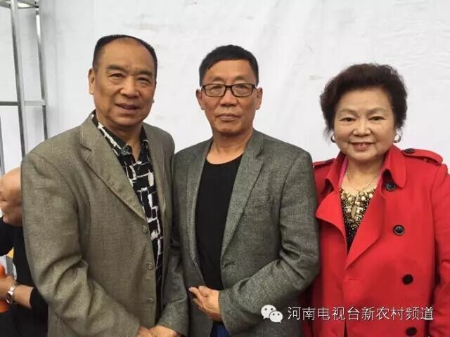 許慎故里山水畫(huà)家范中向王寬夫婦贈(zèng)畫(huà)合影