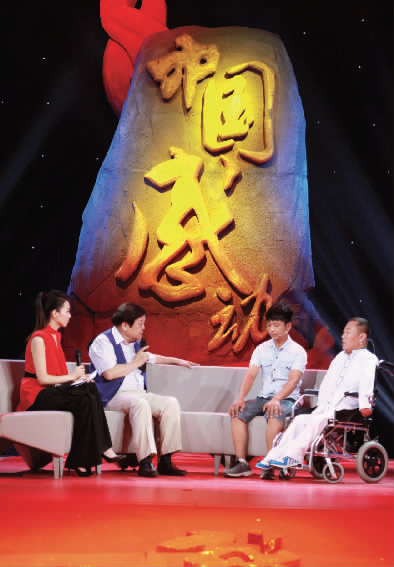 肇恒君（右一）天生殘疾，但是他自兒時起就有著一個音樂夢