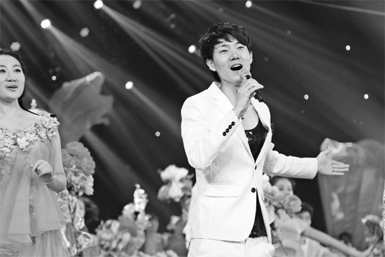 在青歌賽頒獎(jiǎng)盛典上，王晰的超炫男低音再次引爆全場(chǎng)