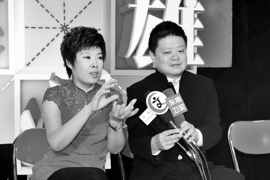 《漢字英雄》主持人馬東（右）、嘉賓于丹在向媒體推介節(jié)目