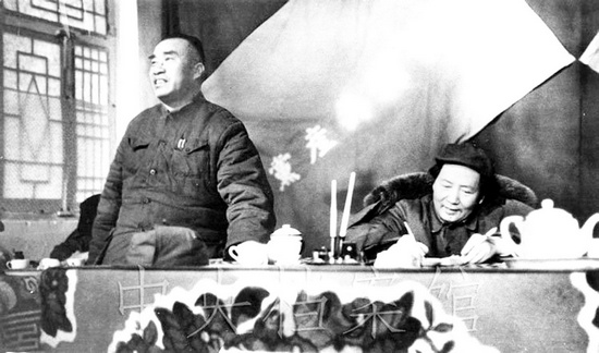 毛澤東、朱德在中共七屆二中全會(huì)上 圖片來(lái)自中央檔案館