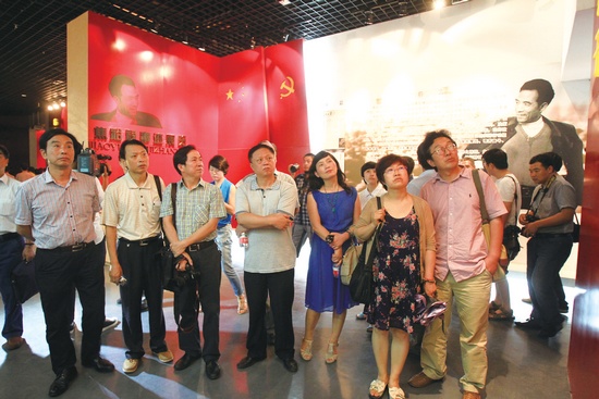河南電視臺、河南人民廣播電臺、河南省詩歌學(xué)會的專家、詩人、記者等數(shù)十人赴蘭考焦裕祿紀(jì)念園采風(fēng)學(xué)習(xí)