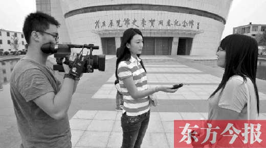9月4日，河南電視臺(tái)記者采訪前來參觀史來賀事跡的大學(xué)生們