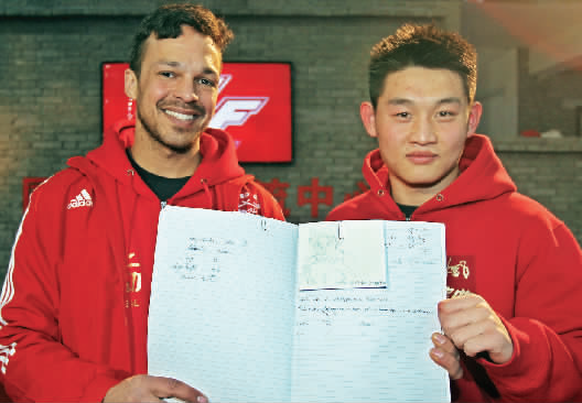 　　約瑟夫手繪了每個選手的肖像，認認真真地用字母拼寫出選手的中文名字附注?！翱矗@個是鄭召玉喲”