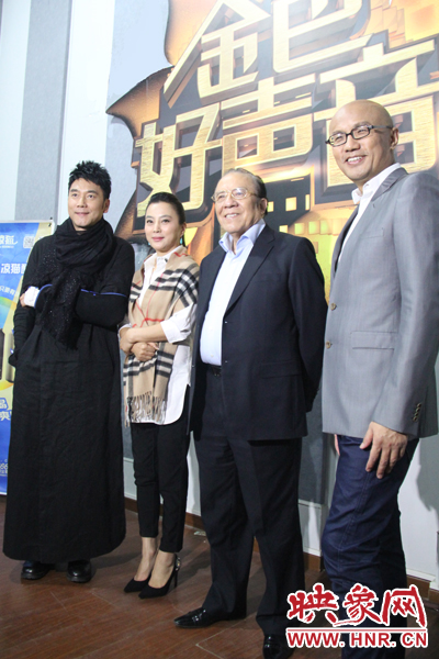 林依輪、李玲玉、楊洪基三位評委導(dǎo)師以及主持人孫國慶接受媒體采訪