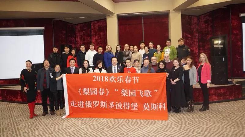 《梨園春》與俄羅斯文化學(xué)者開展座談會，共同交流中俄藝術(shù)文化的發(fā)展并互贈禮物