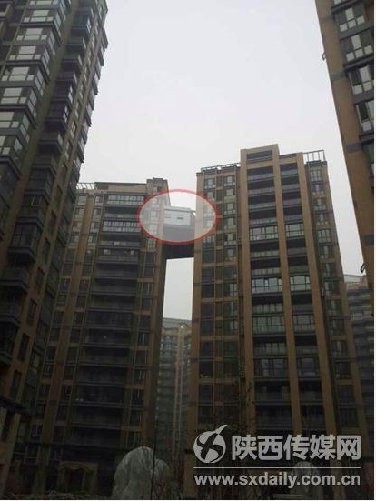 西安現(xiàn)最?！疤鞓颉?兩樓之間建起“空中走廊”