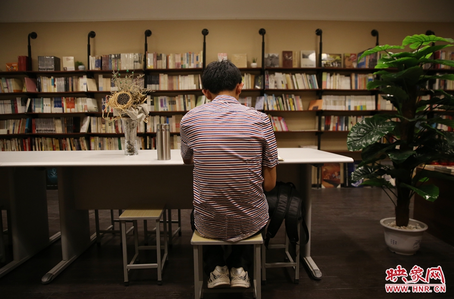 5月23日晚，鄭州一家24小時(shí)（周五、周六）書店?duì)I業(yè)。慕名而來的客人在看書。
