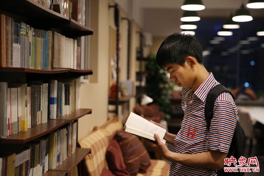 袁丙鵬，22歲，某大學(xué)大三學(xué)生：在適合的環(huán)境里看書，才能看出境界。