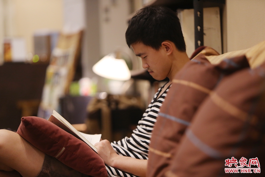 徐浩然，24歲，圖書編輯：在書店看紙質(zhì)書，意境會更深一些。
