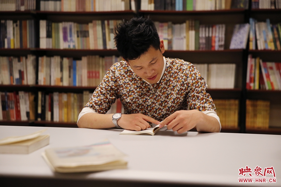 李恒，26歲，私營業(yè)主：喜歡撫摸紙質(zhì)書的感覺。