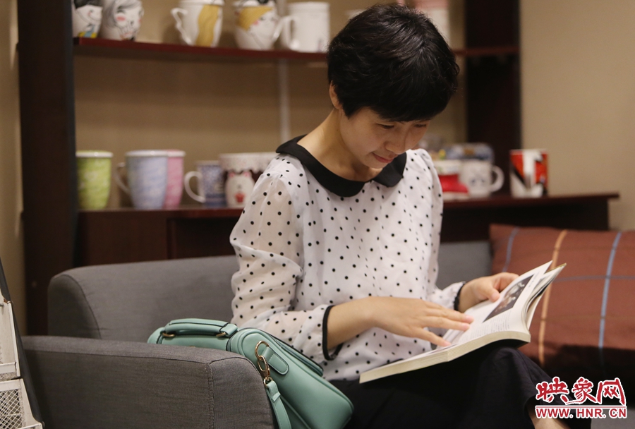 毛韶華，年齡保密，文字工作者：紙質(zhì)書是營養(yǎng)餐，電子書是快餐。