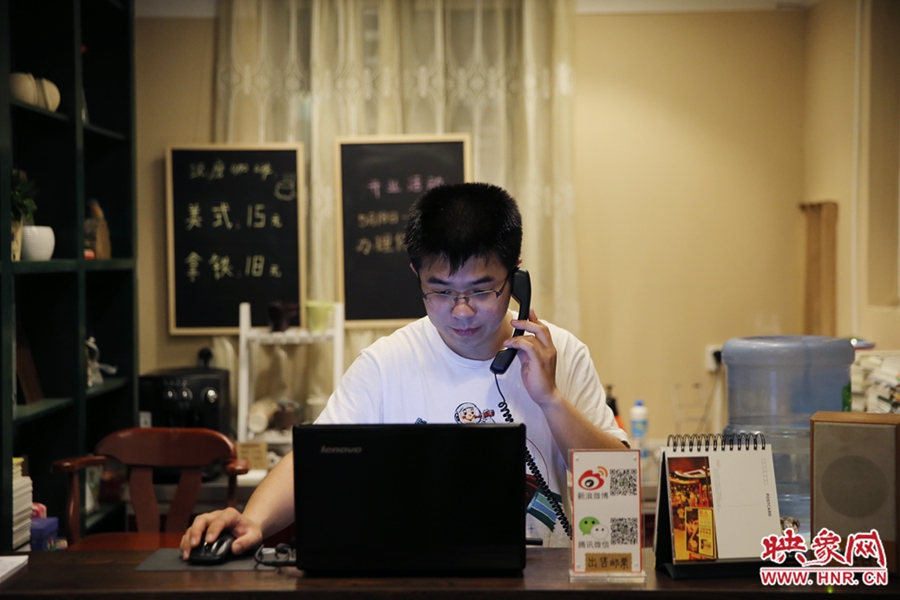 店長小博，由于書店搬遷至此，經(jīng)常接詢問地址的電話。