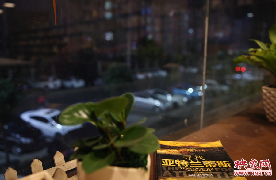 一扇窗，將喧鬧與寧靜分割。