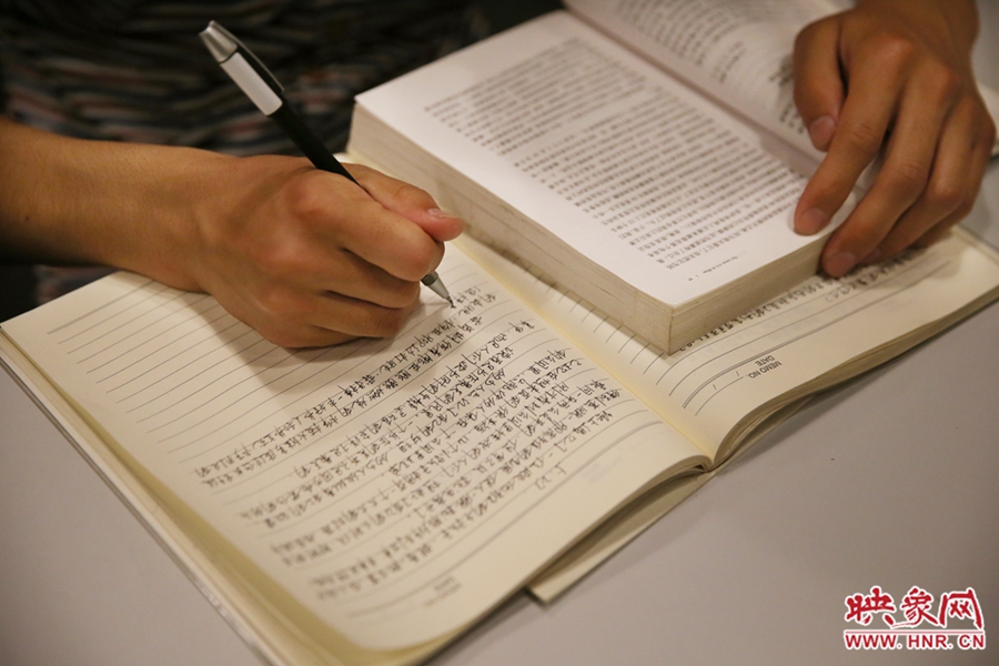 看書的人。