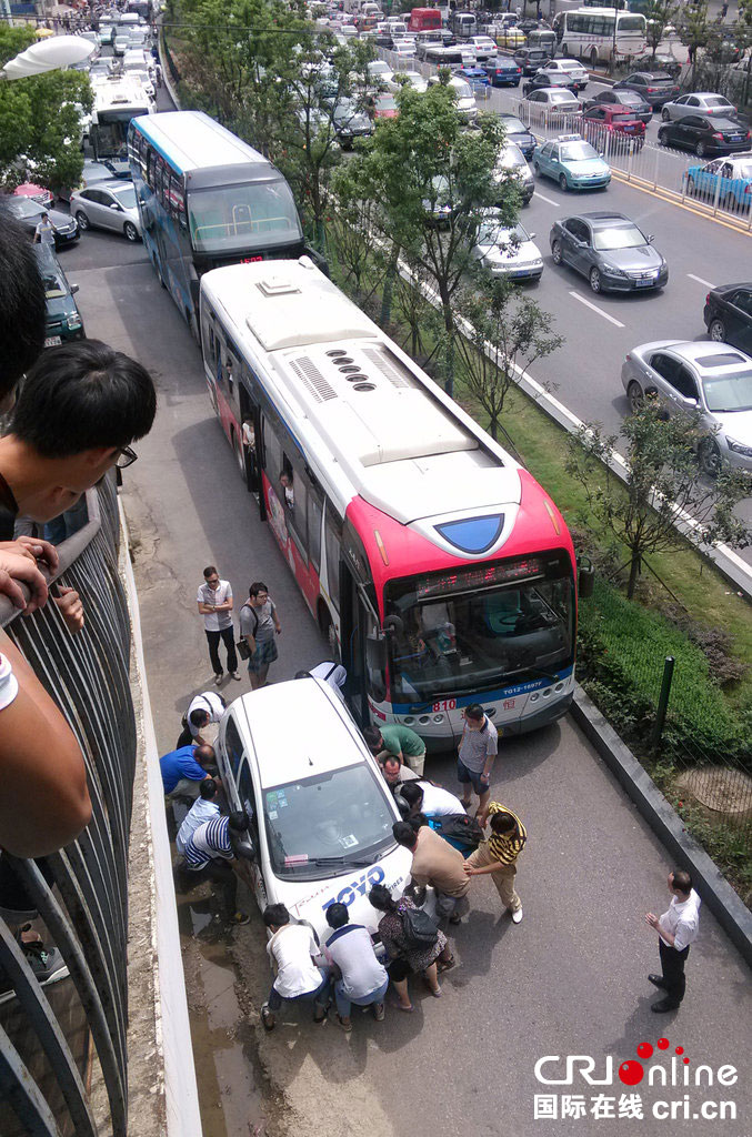 公交車乘客抬開“霸道”攔路小車 公交車乘客抬開“霸道”攔路小車