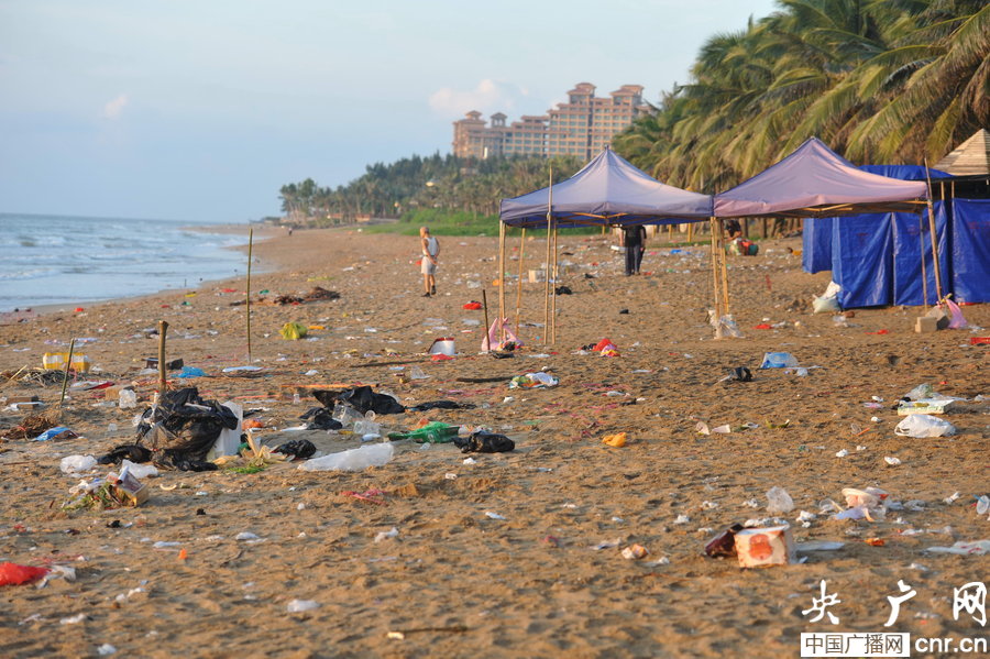 賞月過(guò)后博鰲海濱沙灘垃圾遍地
