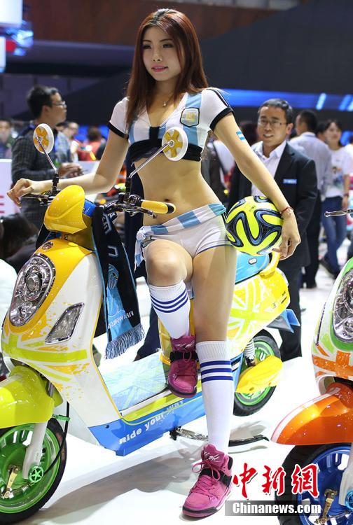 美女模特?fù)屟劢K國際自行車電動(dòng)車交易會(huì) 美女模特?fù)屟劢K國際自行車電動(dòng)車交易會(huì)
