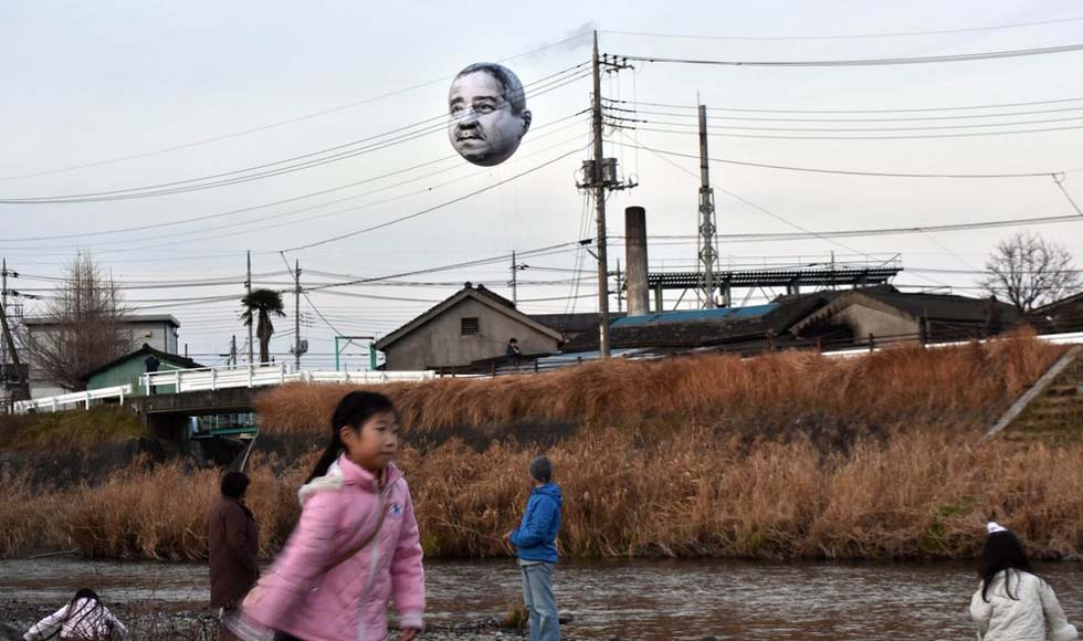 日本空中現(xiàn)巨型“大叔臉”氣球 造型詭異嚇呆市民 日本空中現(xiàn)巨型“大叔臉”氣球 造型詭異嚇呆市民