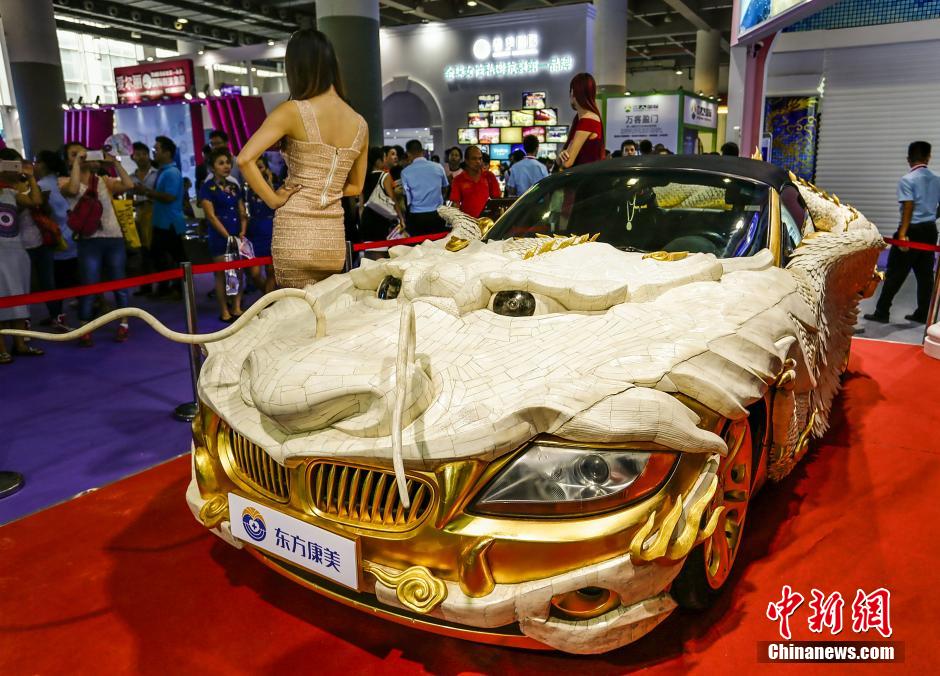 土豪金跑車亮相美博會(huì) 嵌牦牛骨鍍999純金