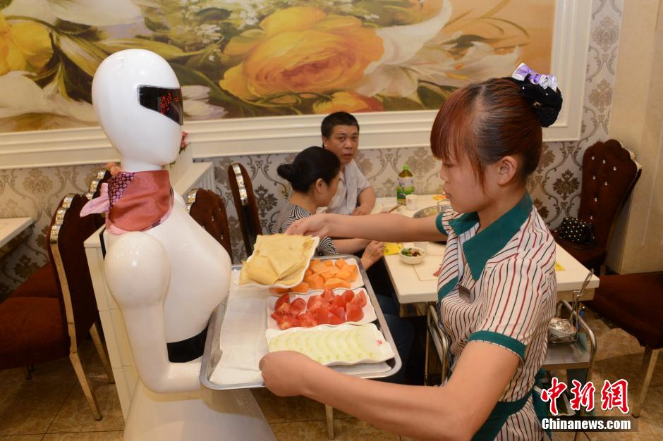 “女神”機器人現(xiàn)身重慶火鍋店內(nèi)跑堂上菜