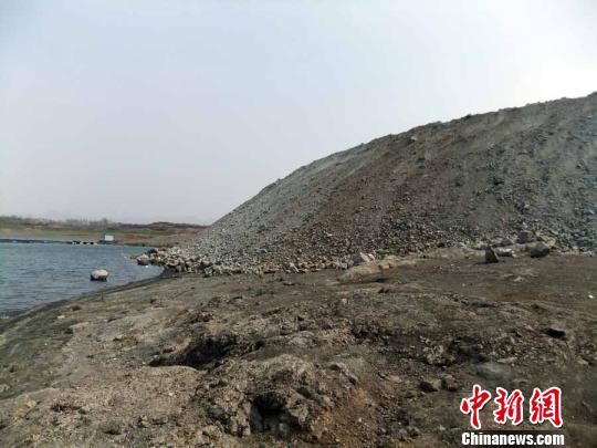 填湖造地，在鴨河水庫非法建設(shè)有越演越烈之勢。吳揚(yáng)　攝