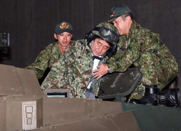 當(dāng)?shù)貢r間4月27日，日本千葉市，日本首相安倍晉三他身穿迷彩服頭戴鋼盔的登上展出中的日本陸上自衛(wèi)隊最新