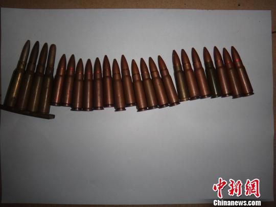 覃某主動(dòng)上交的23發(fā)子彈?！＄娦馈z