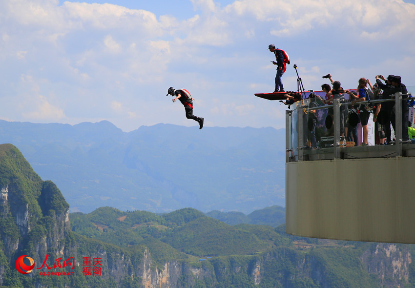 28日，2016世界低空跳傘大賽在重慶云陽龍缸景區(qū)正式開賽。圖為選手角逐中。劉政寧 攝
