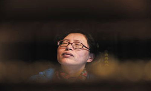 人們將醫(yī)療制度的憤懣情緒，寄托在這個走廊醫(yī)生身上，共同沉浸在受迫害的幻覺之中