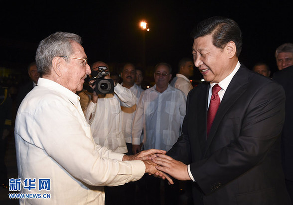 這是古巴國(guó)務(wù)委員會(huì)主席兼部長(zhǎng)會(huì)議主席勞爾·卡斯特羅到機(jī)場(chǎng)為習(xí)近平送行。