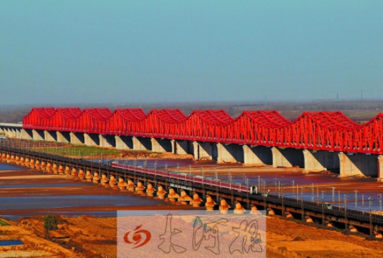 鄭焦城際鐵路黃河大橋主體構(gòu)造已經(jīng)成型 鄭焦城際鐵路黃河大橋主體構(gòu)造已經(jīng)成型