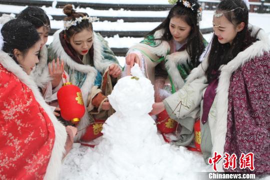 古裝美女雪中斗艷穿越古今玩“打雪仗、堆雪人”